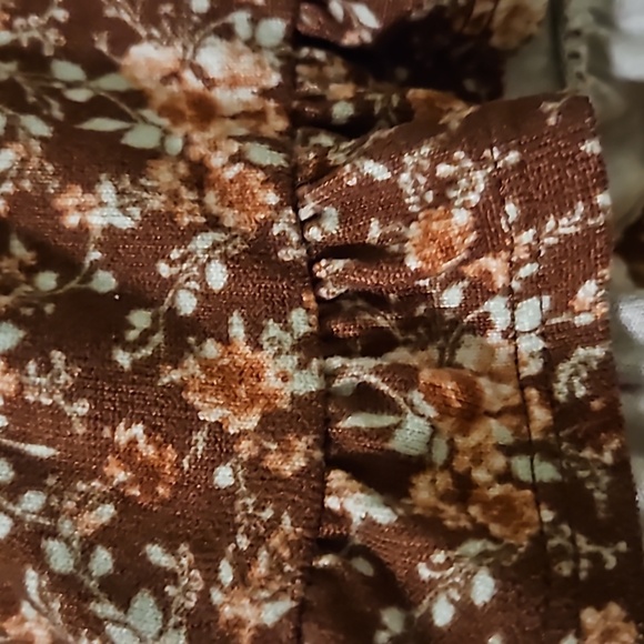 Homebody flowy floral Fall velvet feel top with ruffle sz.L - Picture 2 of 3